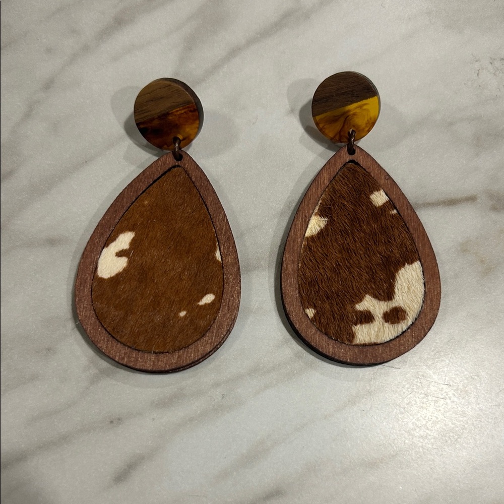 Women’s teardrop-shaped brown & white wooden Earrings western